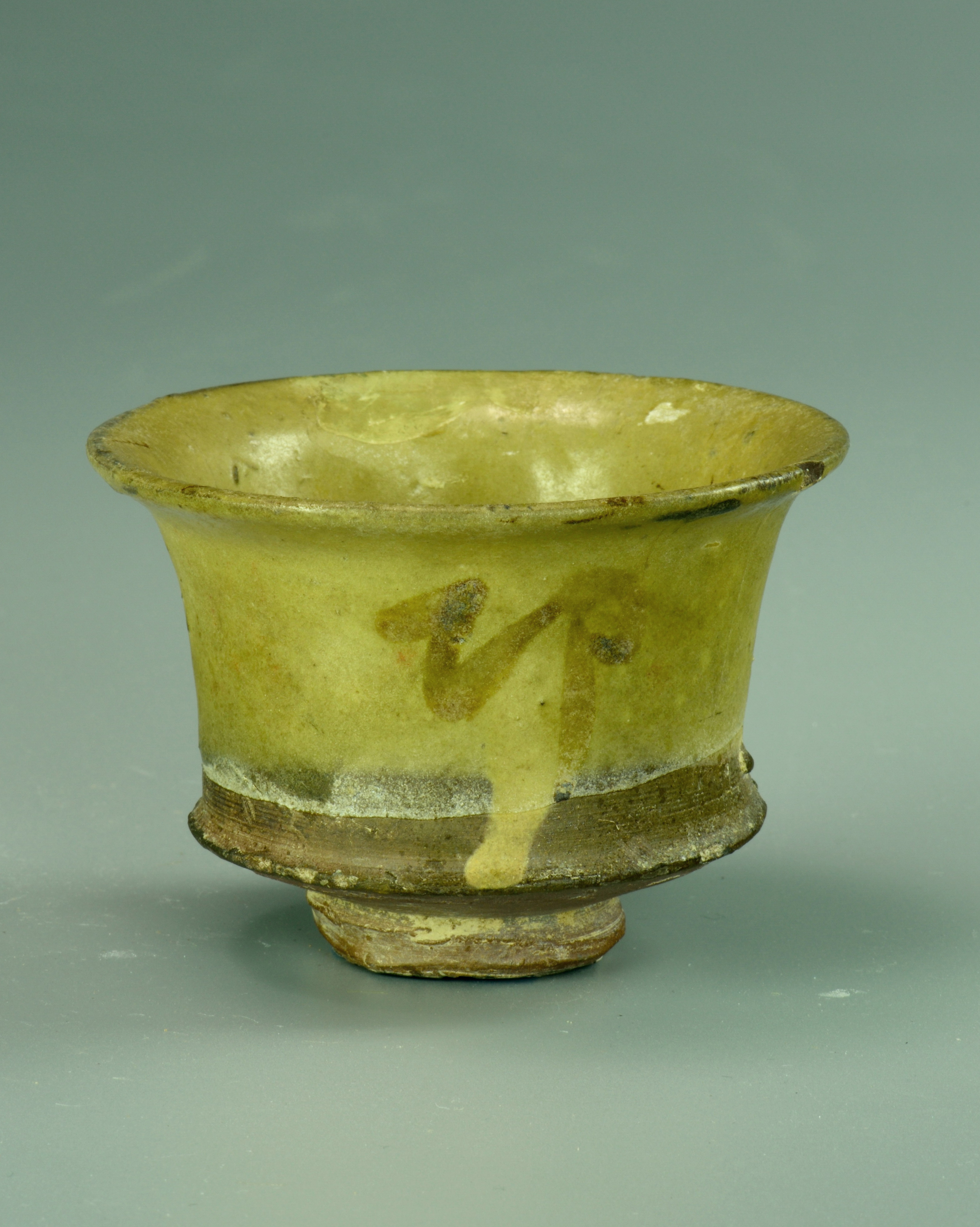 3厘米临邛两个字以釉下褐彩书写在杯身中央,是目前邛窑瓷器上所见的