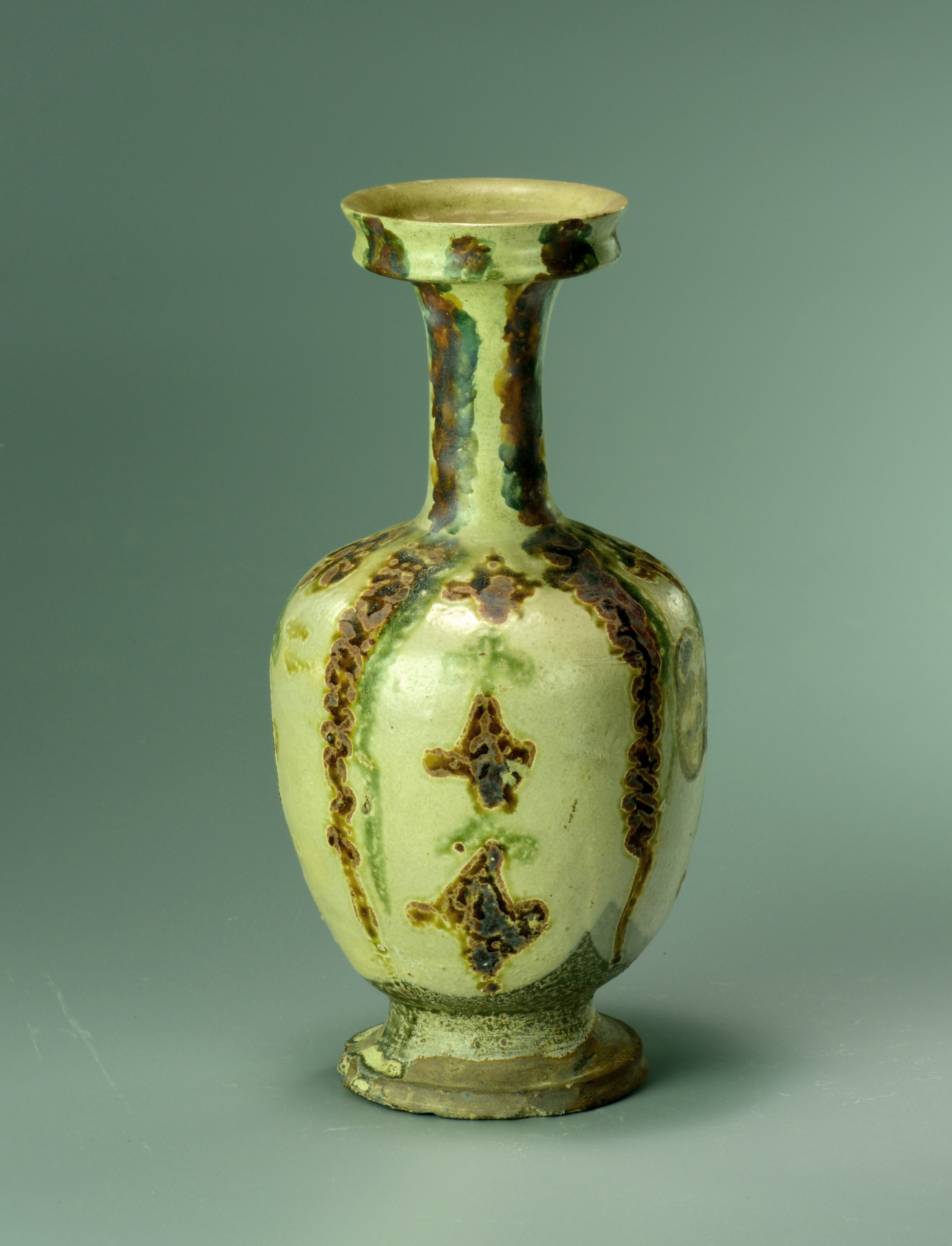 唐代彩绘瓷瓶